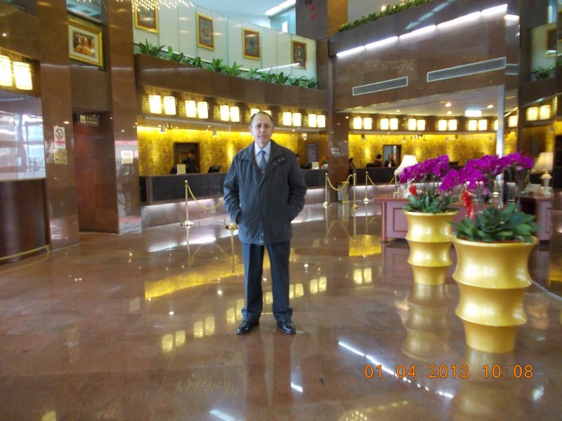 Tecnico de Autoxuga en la recepcion de un hotel de Pekin