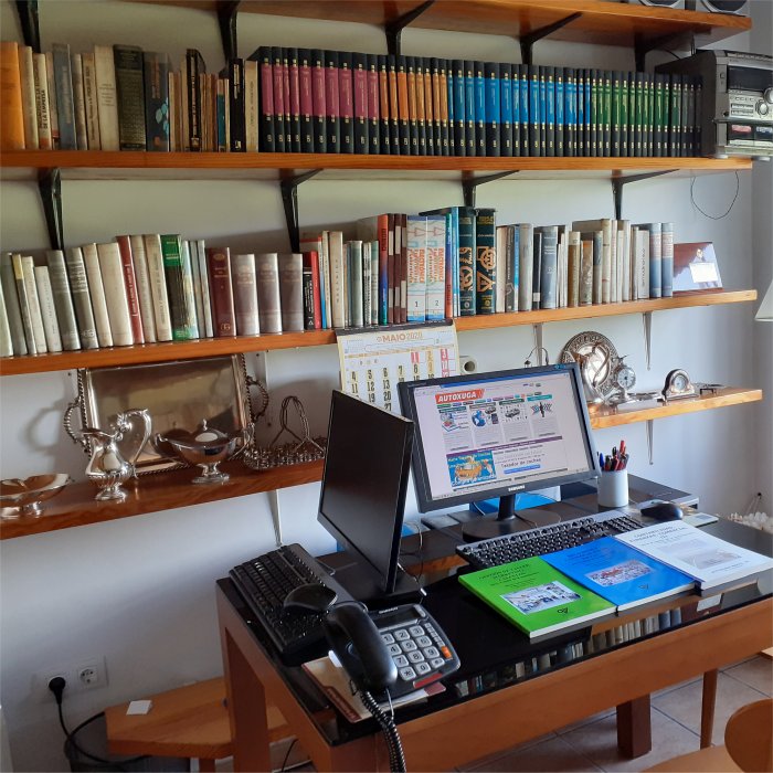 Oficina del socio apoderado de Autoxuga con ordenador y libros técnicos y de gestión 