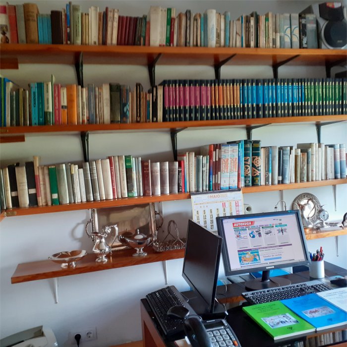 Oficina del socio apoderado de Autoxuga con ordenador y libros técnicos y de gestión 