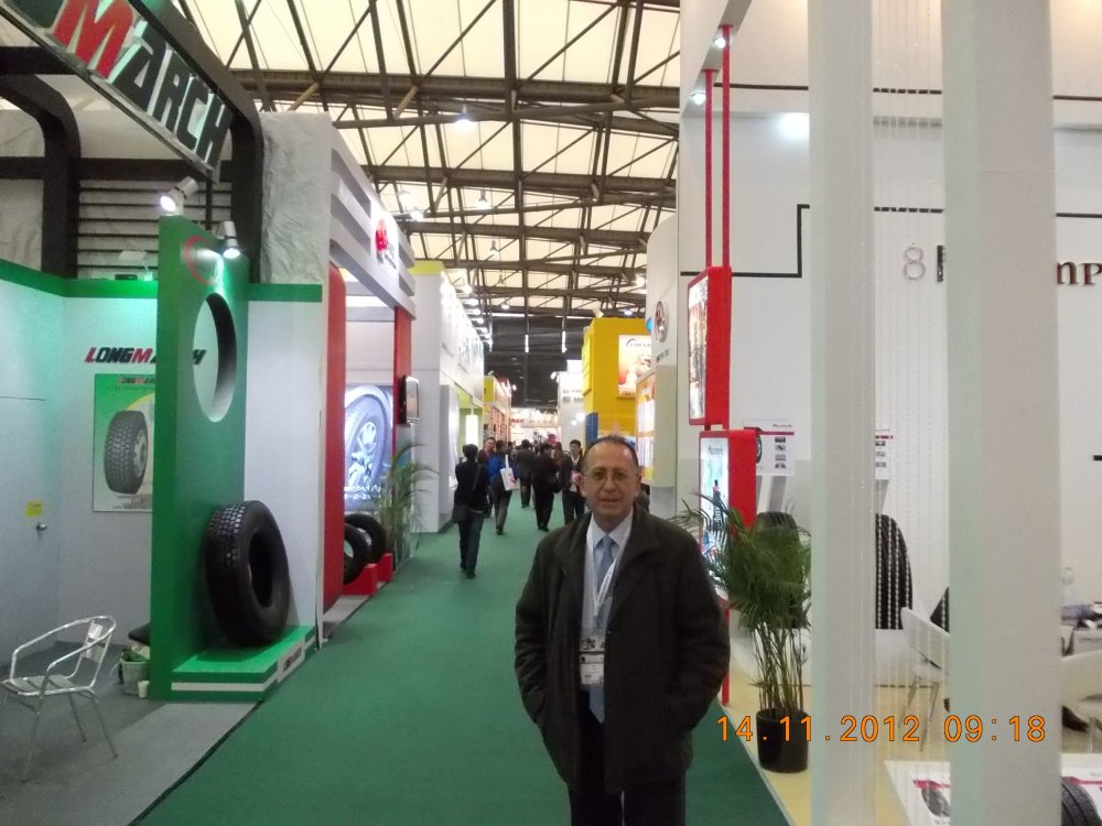 Interior de la exposicion de la feria de neumaticos de Pekin