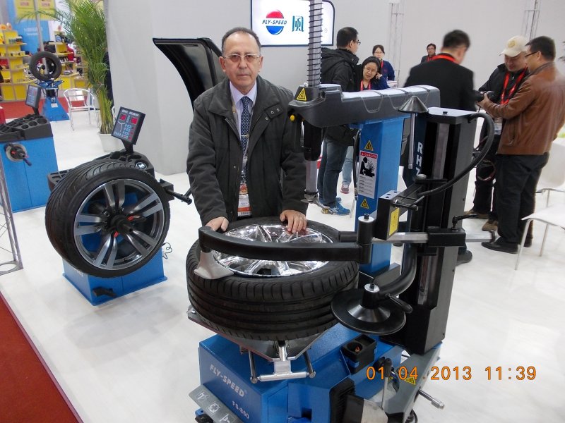 Comprobacion de una desmontadora de ruedas en feria muestras china
