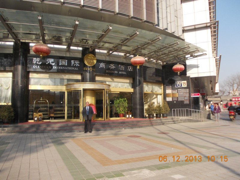 Entrada del hotel en Pekin del tecnico de Autoxuga