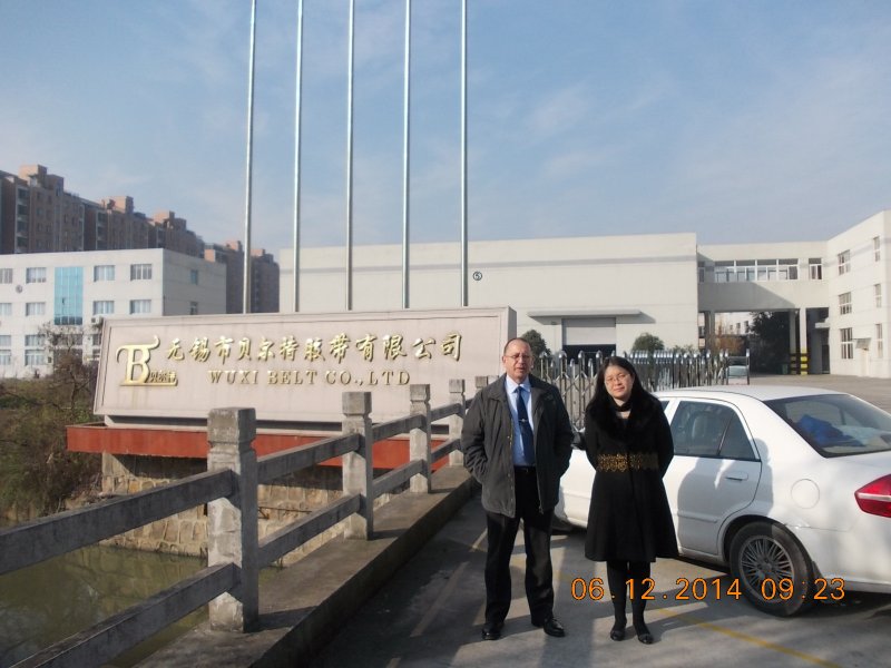 Tecnico en la entrada fabrica Wuxi Belt con directora exportacion
