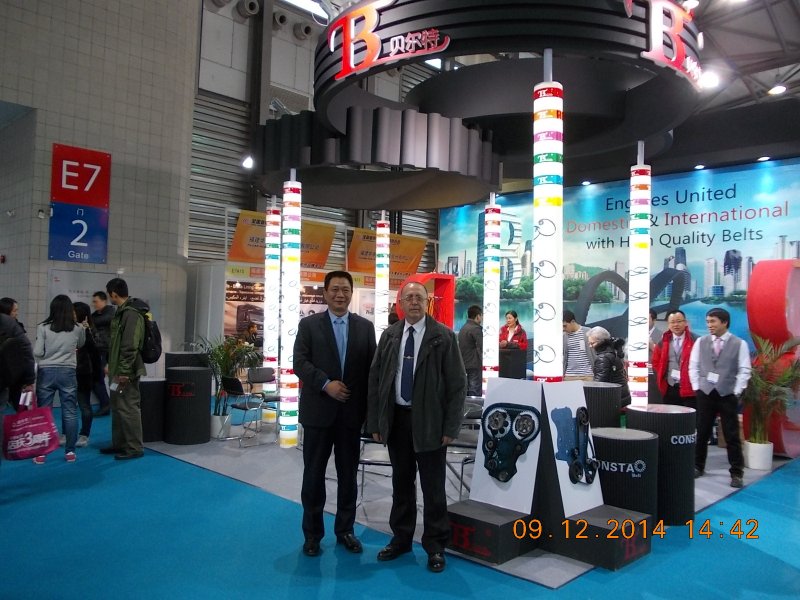 Tecnico Autoxuga en feria Shanghai con presidente de Wuxi Belt