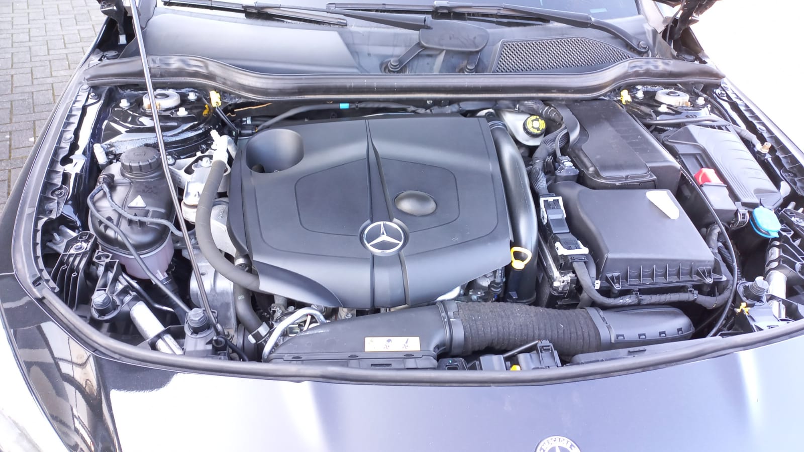 Mercedes CLA 200d URBAN fotografia motor