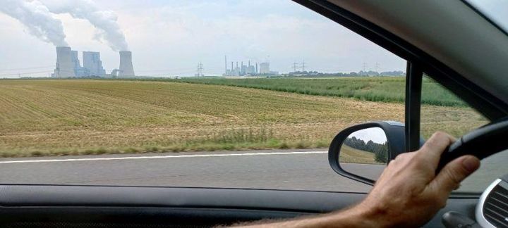 Mientras en España se cierran centrales