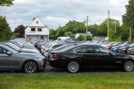 Campas de coches al aire libre