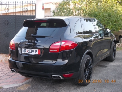 Vista posterior Porsche Cayenne con matricula alemana